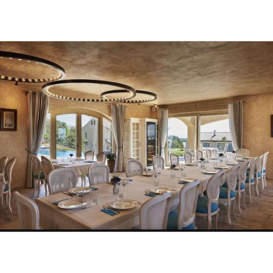 villa vitae szek provanszi provence feher krem bezs tortfehervilagos fa szek nad hattamla vintage mediterran klasszikus etkezo butor asztal egyedi karpitos szovet etterem.JPG